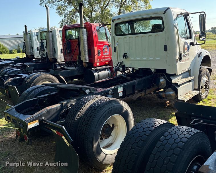 image for item EM0600 2013 Freightliner Business Class M2 106 semi truck