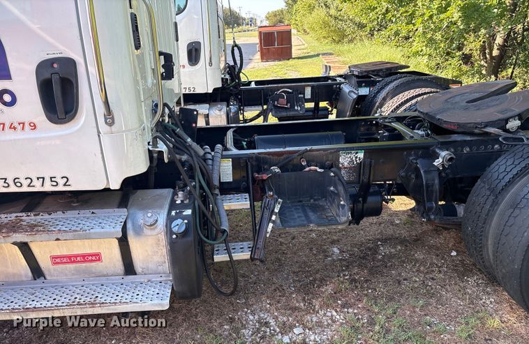 image for item EM0600 2013 Freightliner Business Class M2 106 semi truck