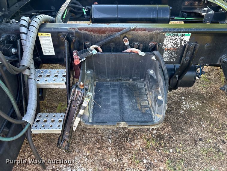 image for item EM0600 2013 Freightliner Business Class M2 106 semi truck