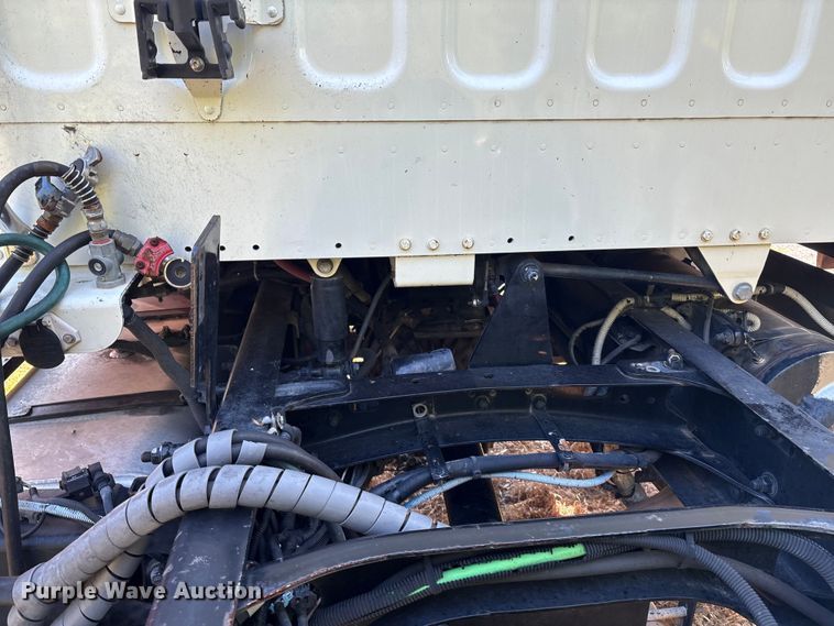 image for item EM0600 2013 Freightliner Business Class M2 106 semi truck