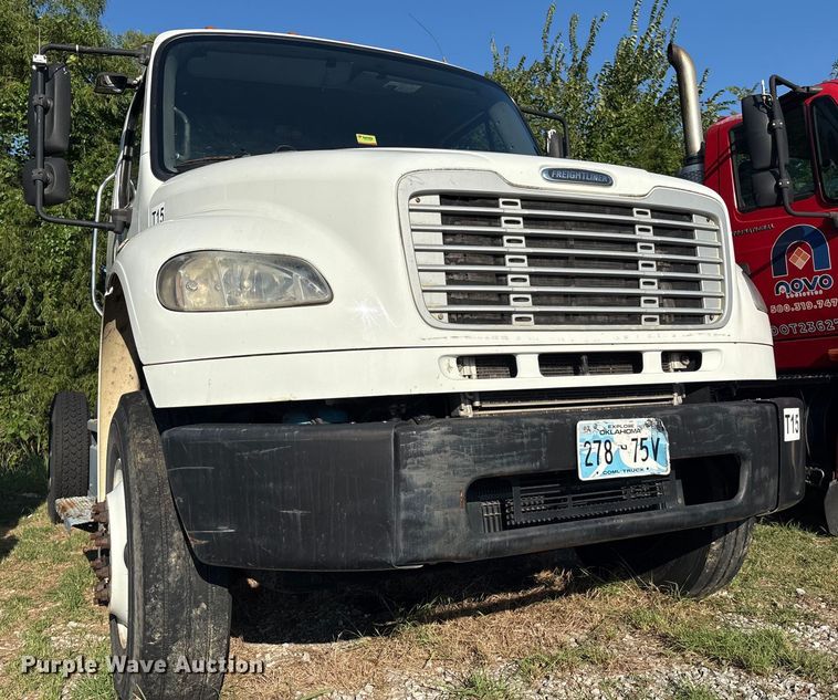 image for item EM0600 2013 Freightliner Business Class M2 106 semi truck