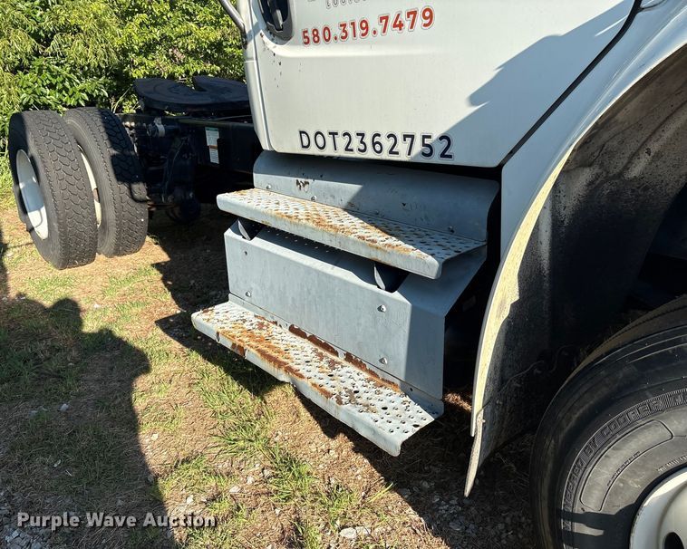 image for item EM0600 2013 Freightliner Business Class M2 106 semi truck