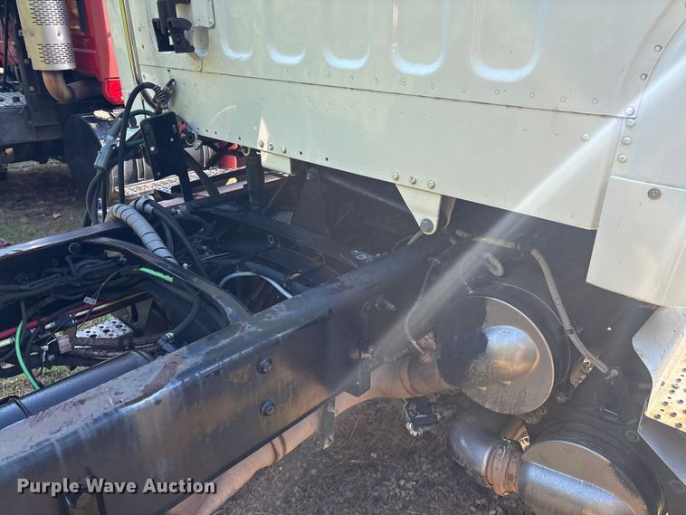 image for item EM0600 2013 Freightliner Business Class M2 106 semi truck