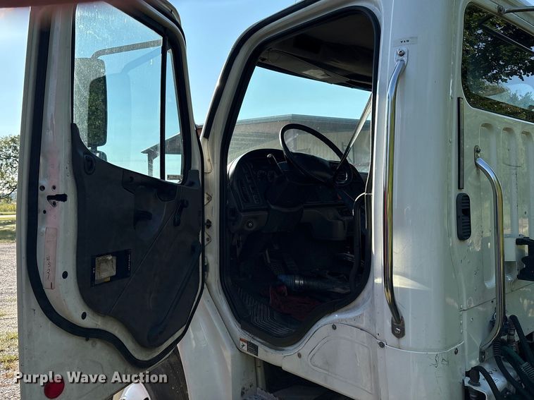 image for item EM0600 2013 Freightliner Business Class M2 106 semi truck