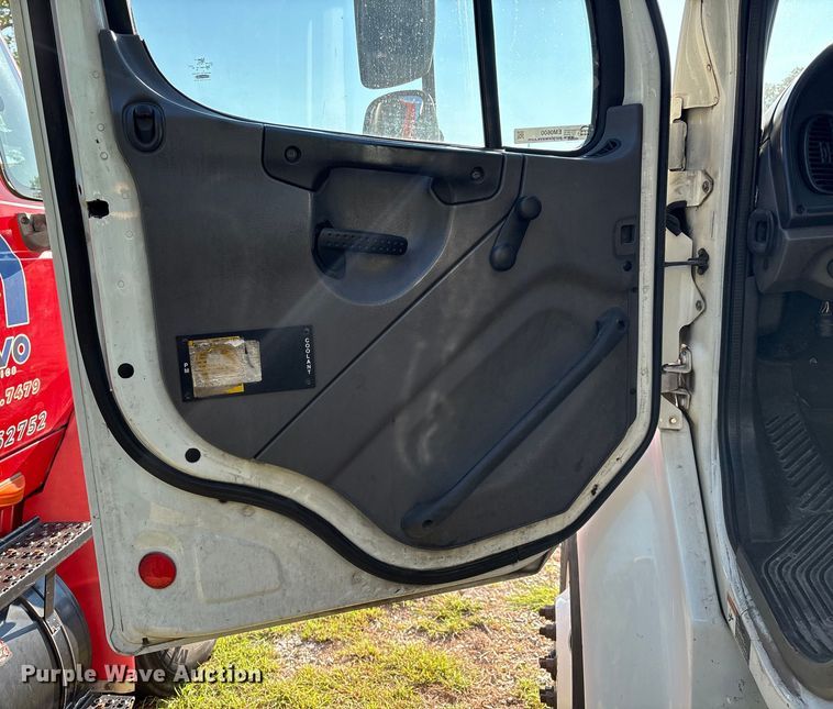 image for item EM0600 2013 Freightliner Business Class M2 106 semi truck