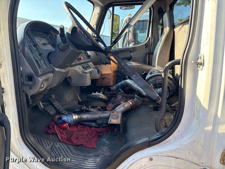 image for item EM0600 2013 Freightliner Business Class M2 106 semi truck