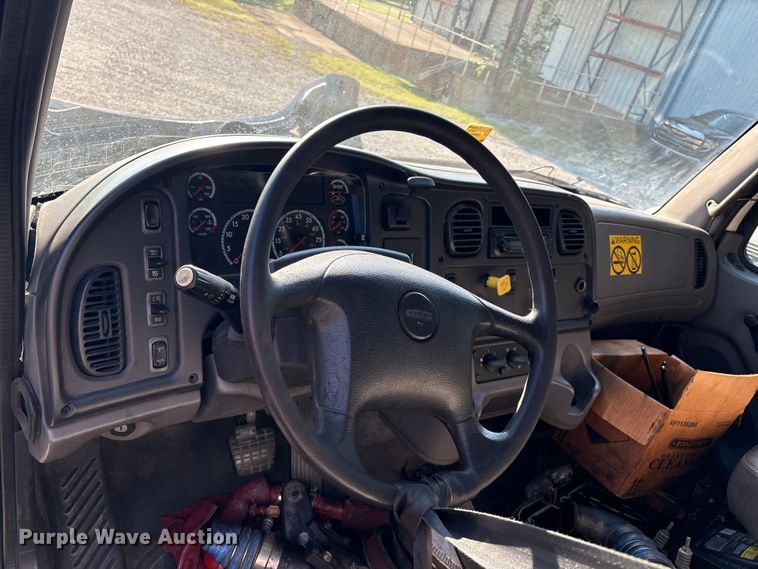 image for item EM0600 2013 Freightliner Business Class M2 106 semi truck