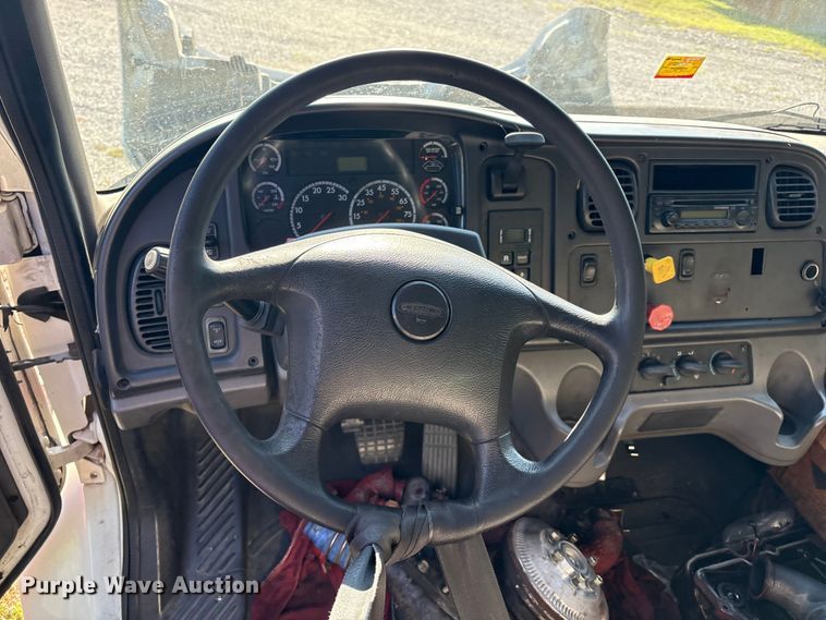 image for item EM0600 2013 Freightliner Business Class M2 106 semi truck