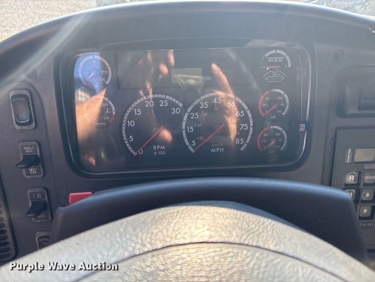 image for item EM0600 2013 Freightliner Business Class M2 106 semi truck