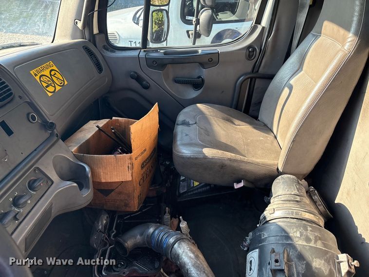 image for item EM0600 2013 Freightliner Business Class M2 106 semi truck