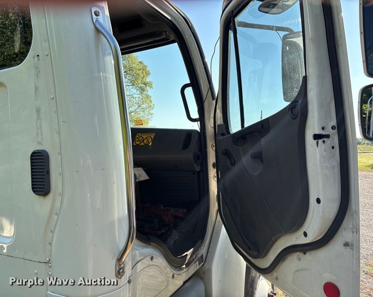 image for item EM0600 2013 Freightliner Business Class M2 106 semi truck