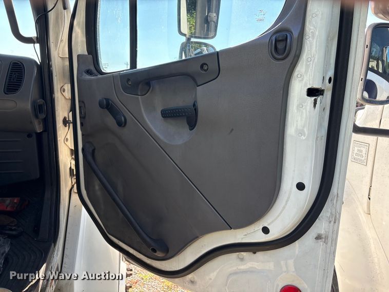 image for item EM0600 2013 Freightliner Business Class M2 106 semi truck