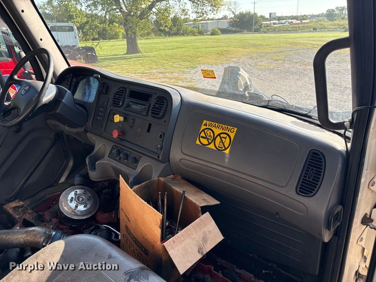 image for item EM0600 2013 Freightliner Business Class M2 106 semi truck