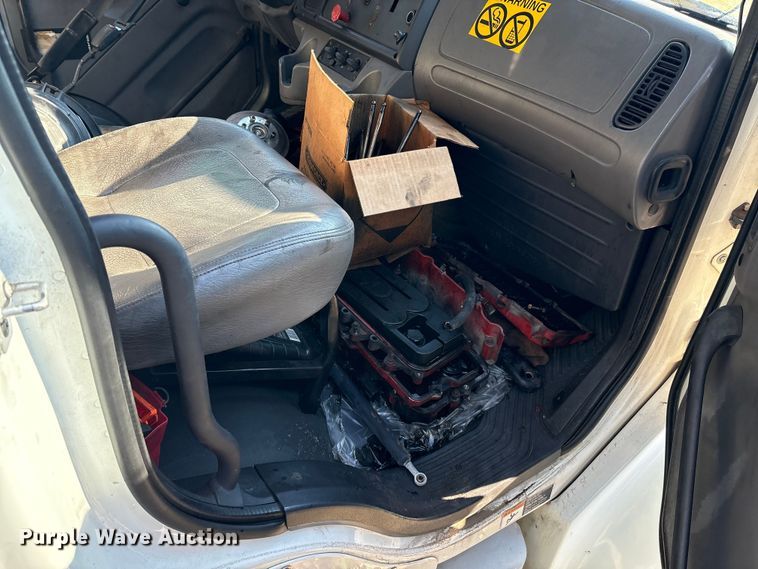 image for item EM0600 2013 Freightliner Business Class M2 106 semi truck