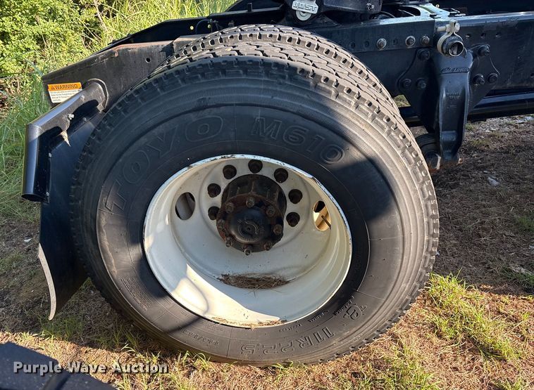 image for item EM0600 2013 Freightliner Business Class M2 106 semi truck