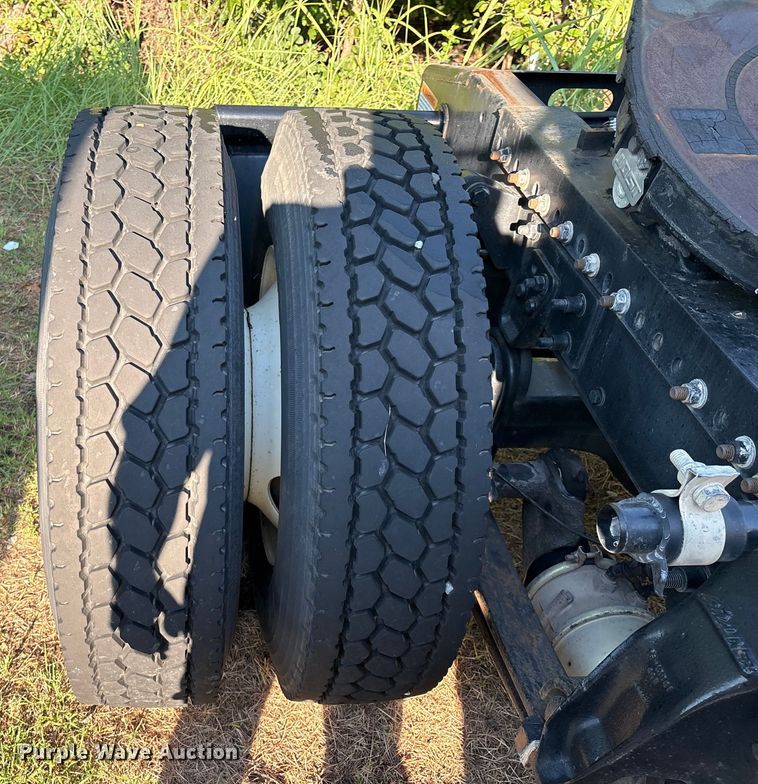 image for item EM0600 2013 Freightliner Business Class M2 106 semi truck