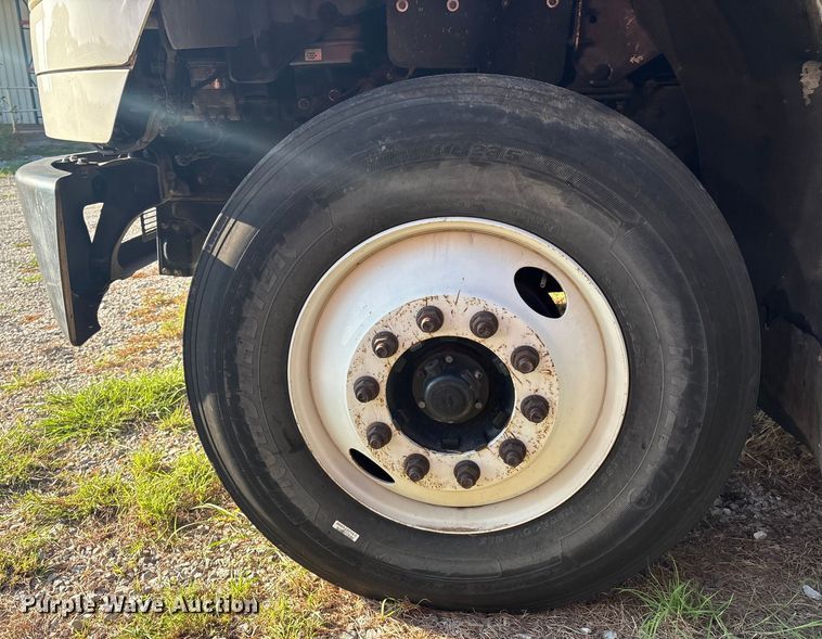 image for item EM0600 2013 Freightliner Business Class M2 106 semi truck