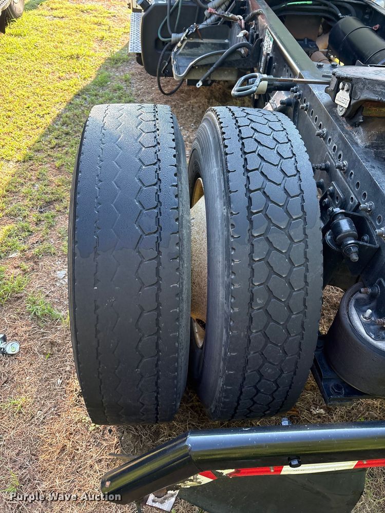 image for item EM0600 2013 Freightliner Business Class M2 106 semi truck