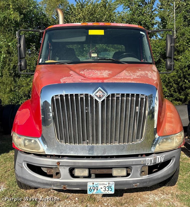 image for item EM0601 2006 International 8600 truck cab and chassis