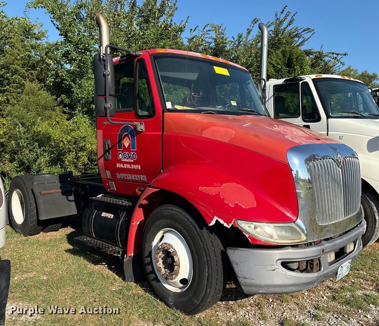 image for item EM0601 2006 International 8600 truck cab and chassis