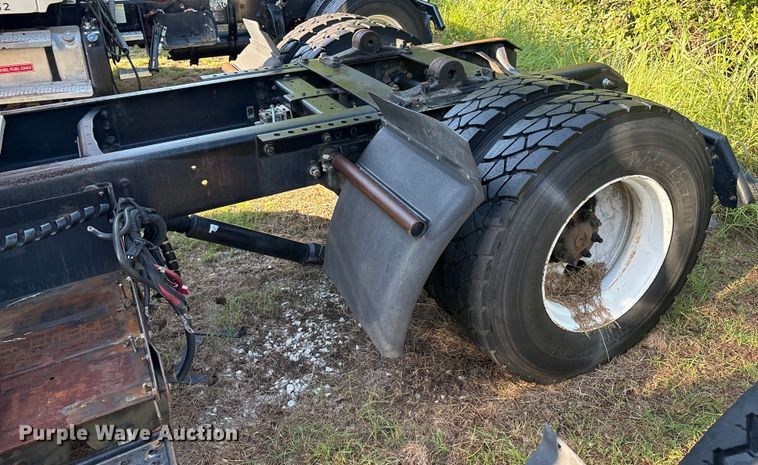 image for item EM0601 2006 International 8600 truck cab and chassis