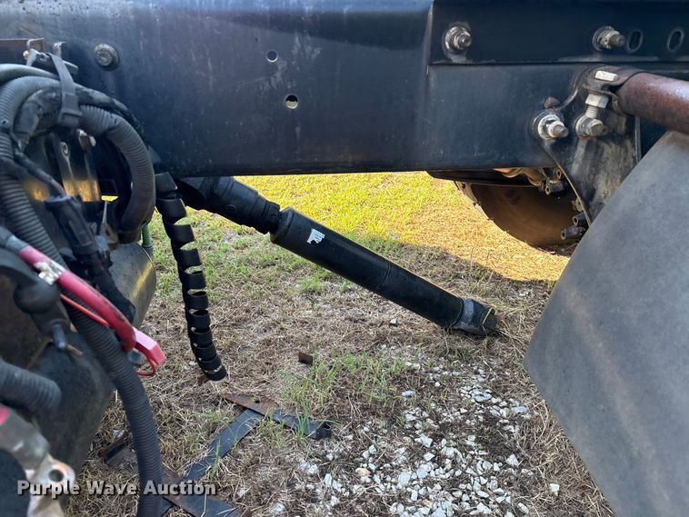 image for item EM0601 2006 International 8600 truck cab and chassis