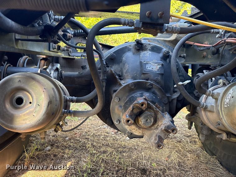 image for item EM0601 2006 International 8600 truck cab and chassis