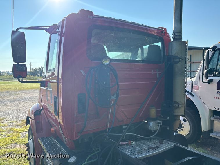 image for item EM0601 2006 International 8600 truck cab and chassis