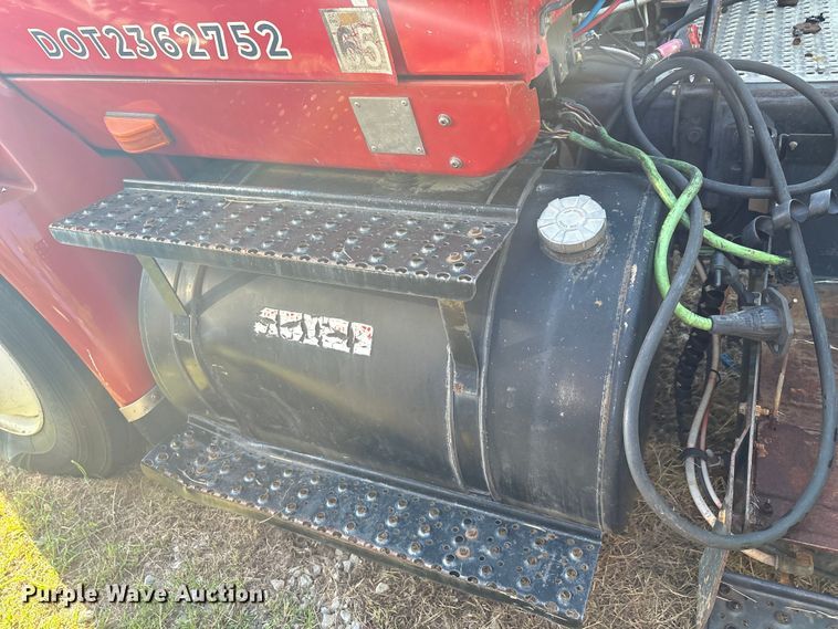 image for item EM0601 2006 International 8600 truck cab and chassis