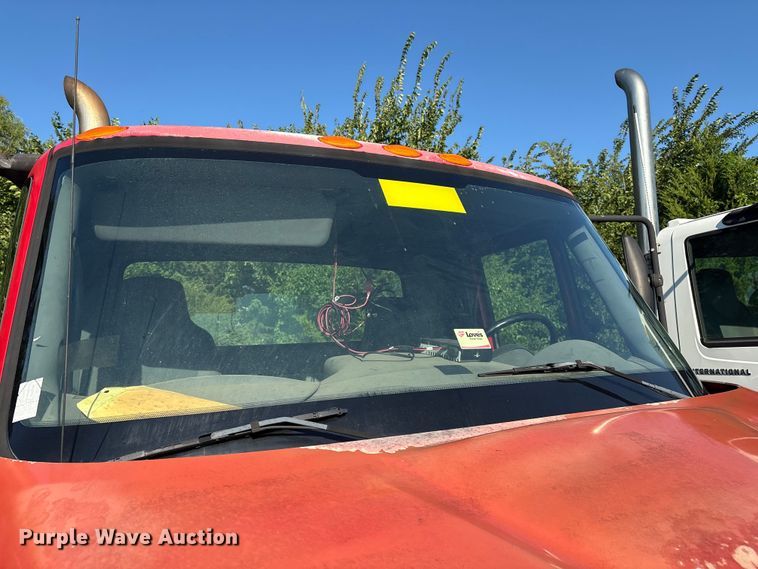 image for item EM0601 2006 International 8600 truck cab and chassis