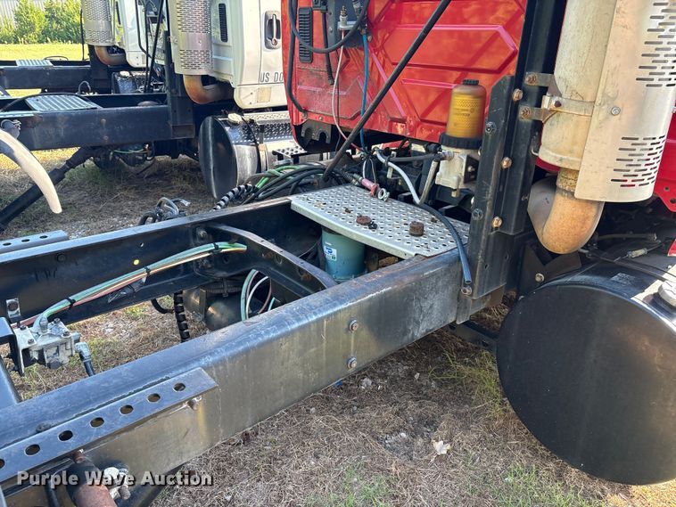 image for item EM0601 2006 International 8600 truck cab and chassis