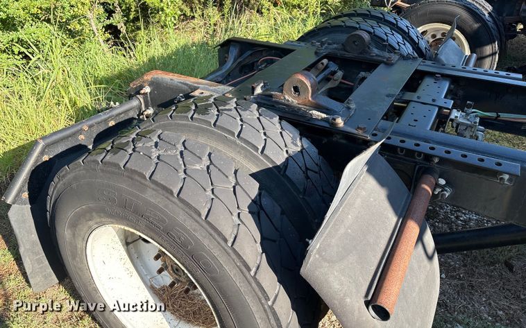 image for item EM0601 2006 International 8600 truck cab and chassis