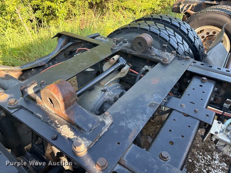 image for item EM0601 2006 International 8600 truck cab and chassis