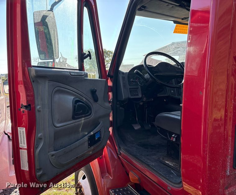 image for item EM0601 2006 International 8600 truck cab and chassis