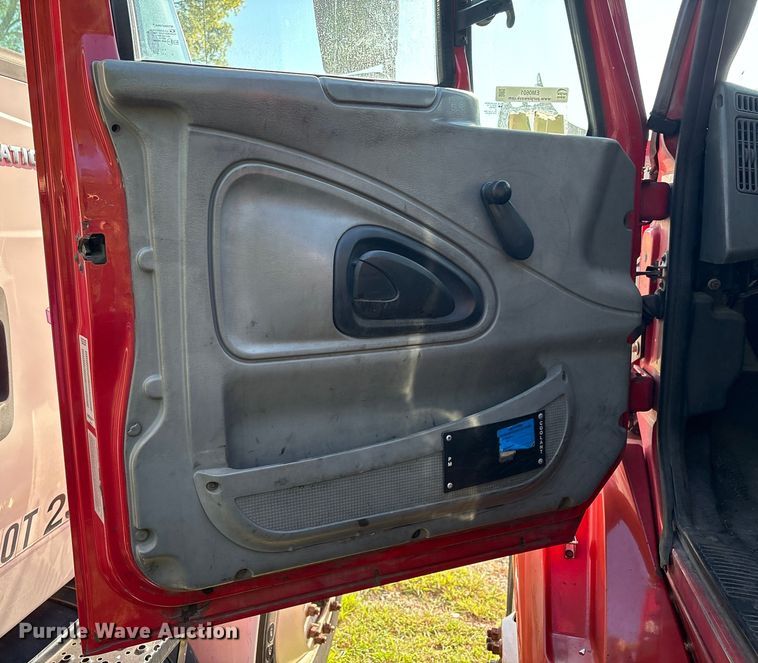 image for item EM0601 2006 International 8600 truck cab and chassis