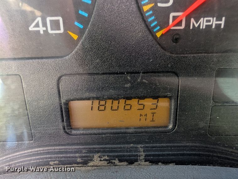 image for item EM0601 2006 International 8600 truck cab and chassis