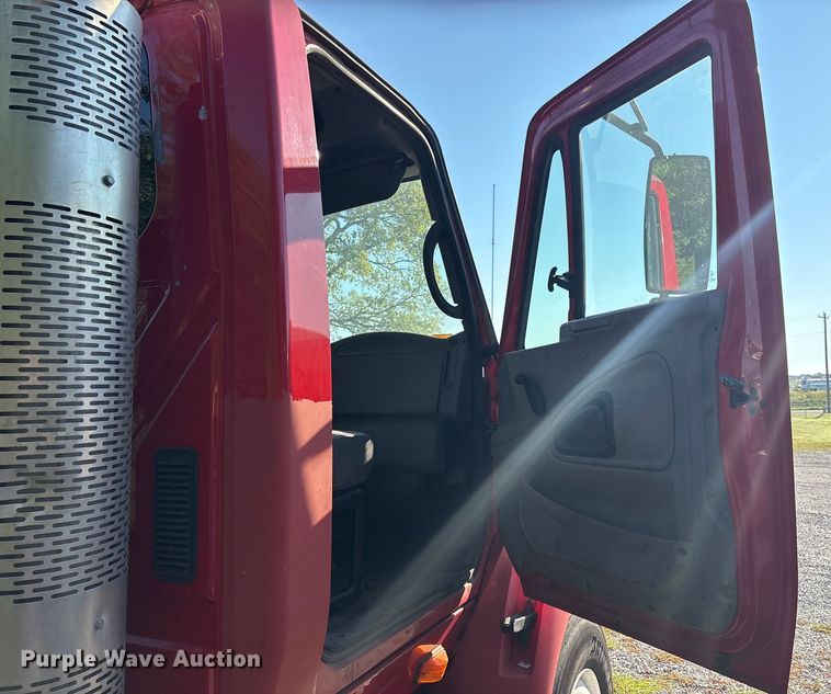 image for item EM0601 2006 International 8600 truck cab and chassis