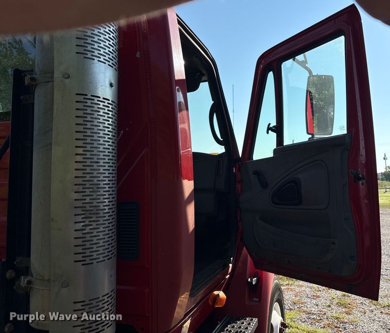 image for item EM0601 2006 International 8600 truck cab and chassis