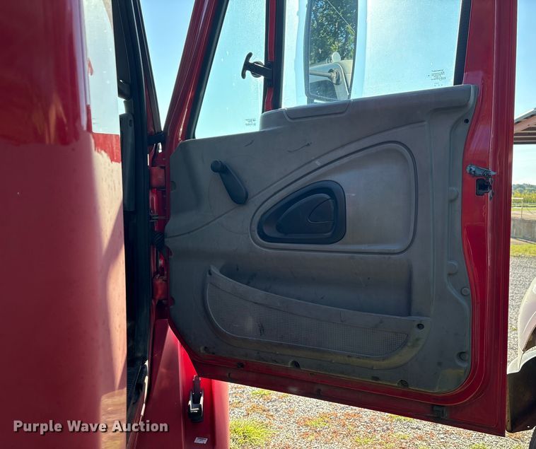 image for item EM0601 2006 International 8600 truck cab and chassis