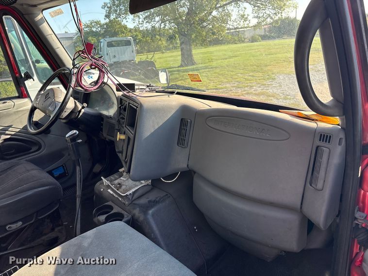 image for item EM0601 2006 International 8600 truck cab and chassis