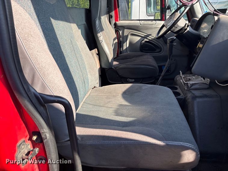 image for item EM0601 2006 International 8600 truck cab and chassis