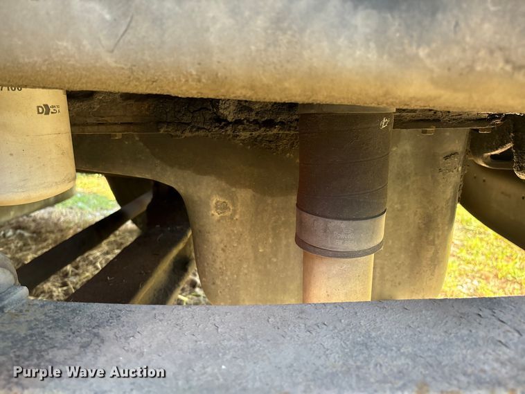 image for item EM0601 2006 International 8600 truck cab and chassis