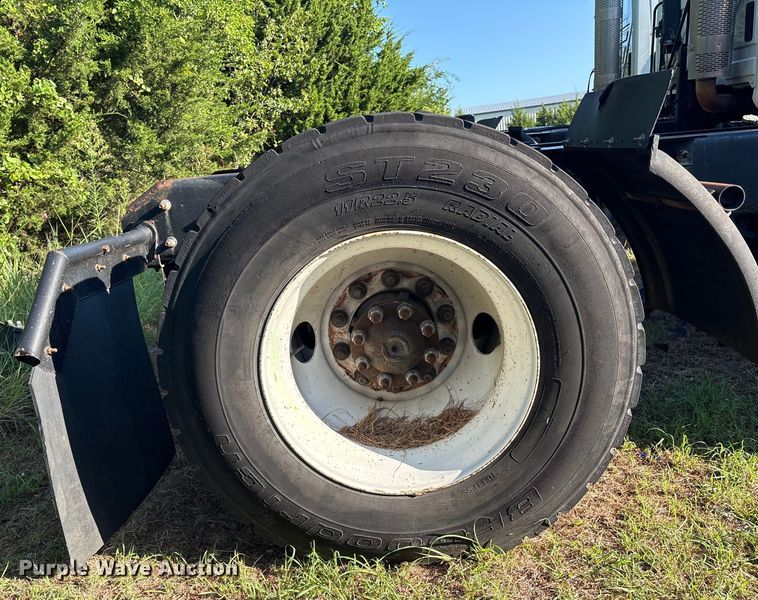 image for item EM0601 2006 International 8600 truck cab and chassis