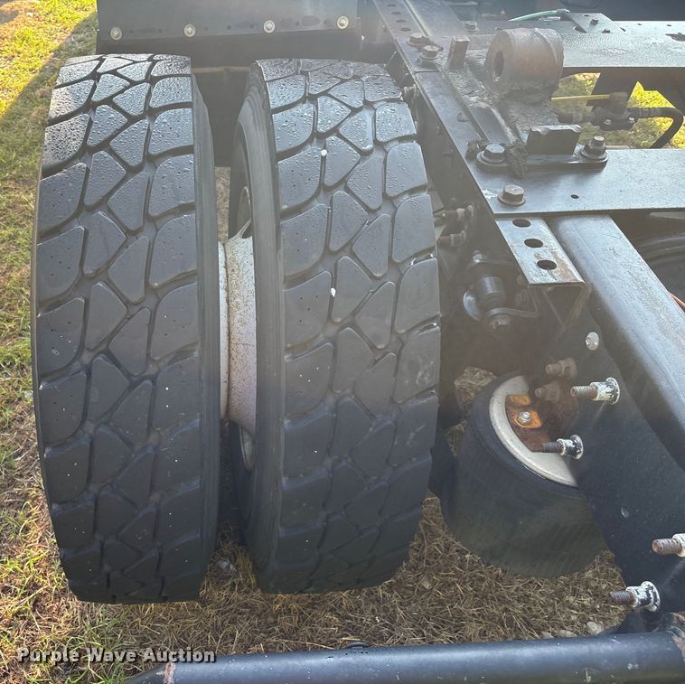 image for item EM0601 2006 International 8600 truck cab and chassis