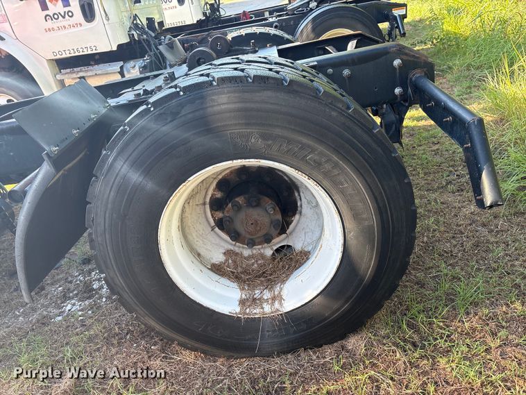 image for item EM0601 2006 International 8600 truck cab and chassis