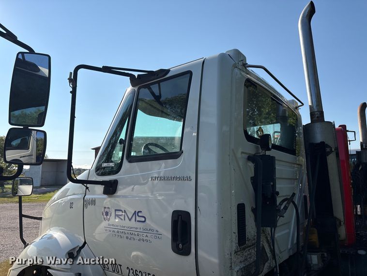 image for item EM0602 2007 International 8600 semi truck