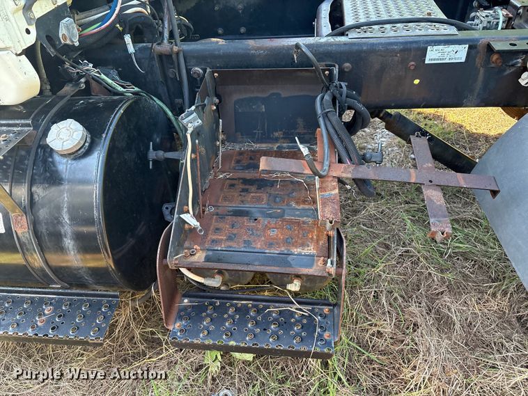 image for item EM0602 2007 International 8600 semi truck