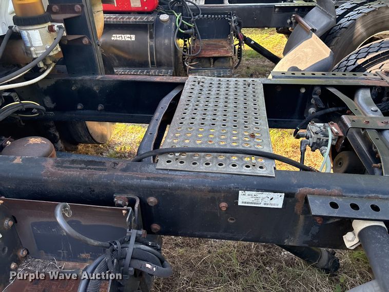 image for item EM0602 2007 International 8600 semi truck