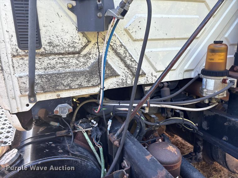 image for item EM0602 2007 International 8600 semi truck