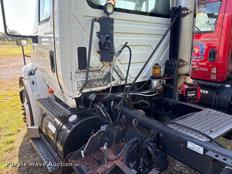 image for item EM0602 2007 International 8600 semi truck